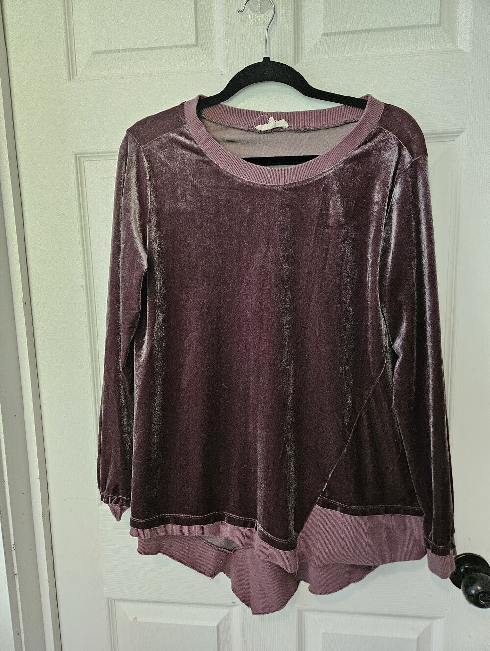 easel Velvet Long-Sleeve Pullover Top in Mauve Pink